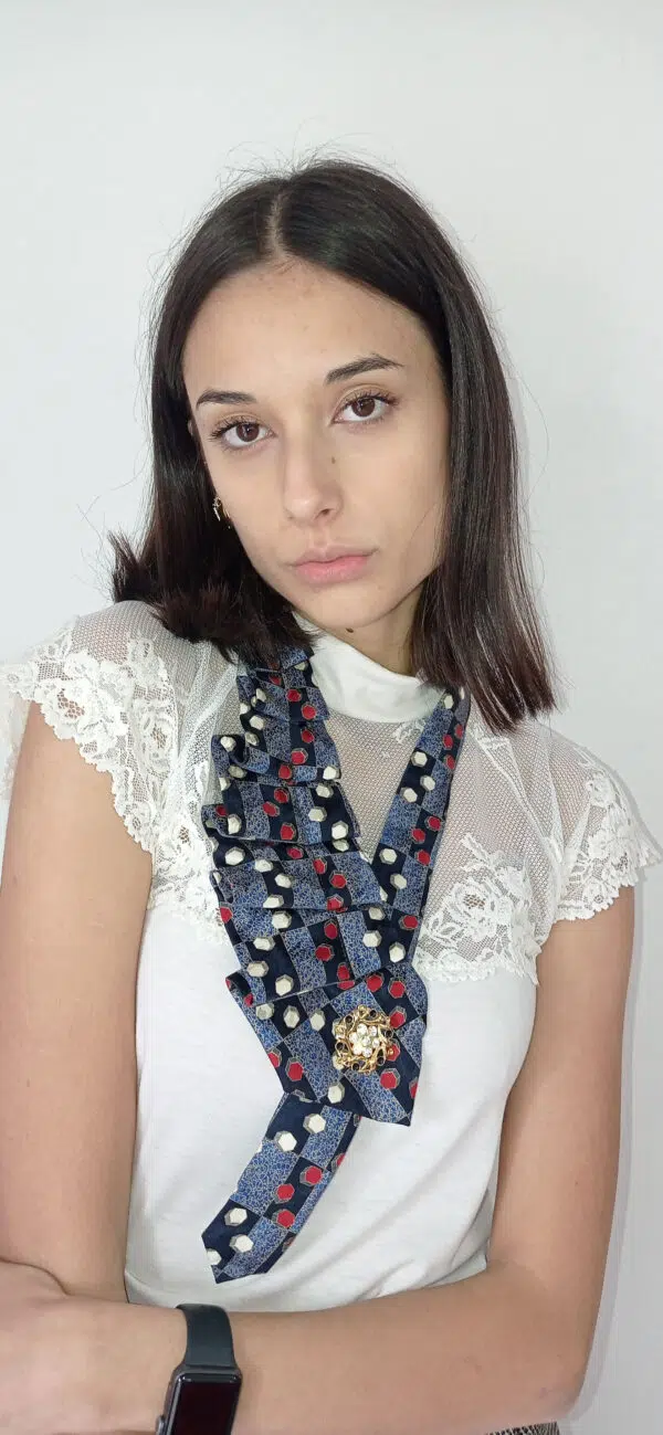 Collana Innovativa da Cravatta e Bottone Gioiello - Accessorio Unico per Look Caratteristici Art. Rubi