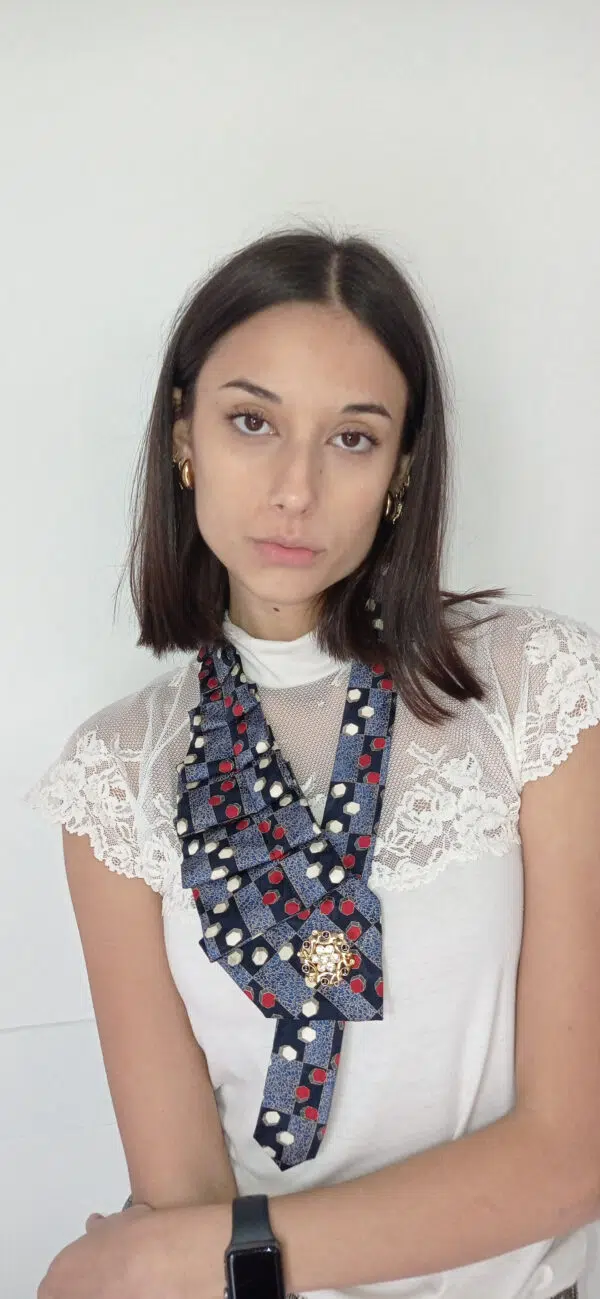Collana Innovativa da Cravatta e Bottone Gioiello - Accessorio Unico per Look Caratteristici Art. Rubi