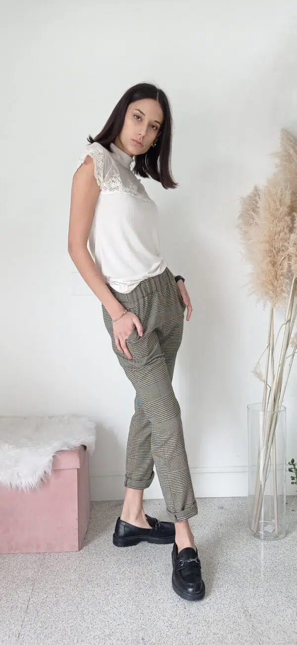 Pantalone a Quadri con Cavallo Morbido e Risvolto - Completa il Look con la Giacca Coordinata