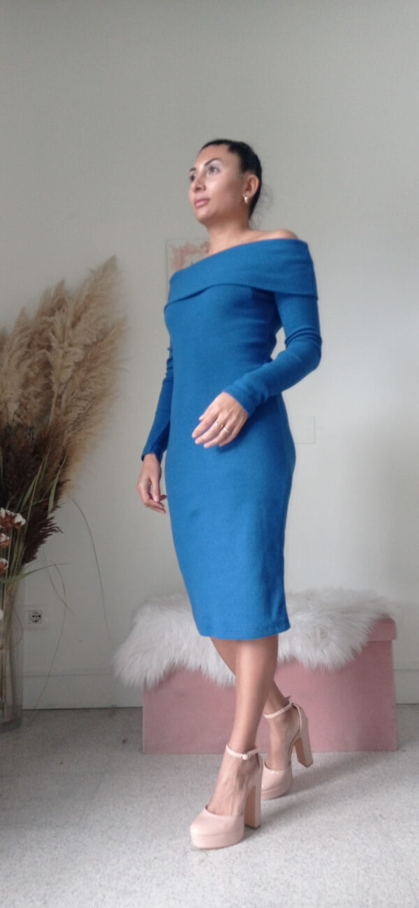 Abito Midi in Caldo Cotone con Scollo alla Carmen - Eleganza e Comfort per l'Inverno