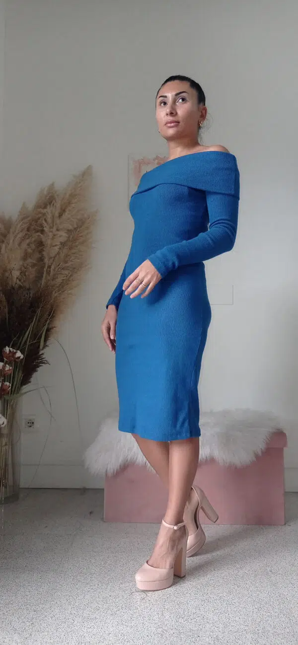 Abito Midi in Caldo Cotone con Scollo alla Carmen - Eleganza e Comfort per l'Inverno