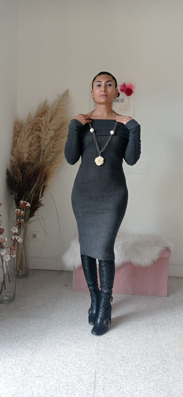 Abito Midi in Caldo Cotone con Scollo alla Carmen - Eleganza e Comfort per l'Inverno