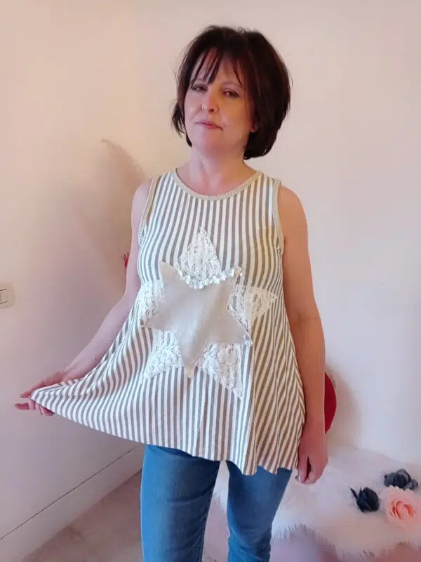 Maglia asimmetrica a righe verticali con paillettes e pizzo: il tocco casual e glamour di Sofia