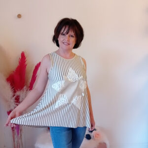 Maglia asimmetrica a righe verticali con paillettes e pizzo: il tocco casual e glamour di Sofia