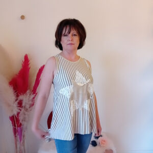 Maglia asimmetrica a righe verticali con paillettes e pizzo: il tocco casual e glamour di Sofia
