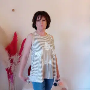 Maglia asimmetrica a righe verticali con paillettes e pizzo: il tocco casual e glamour di Sofia