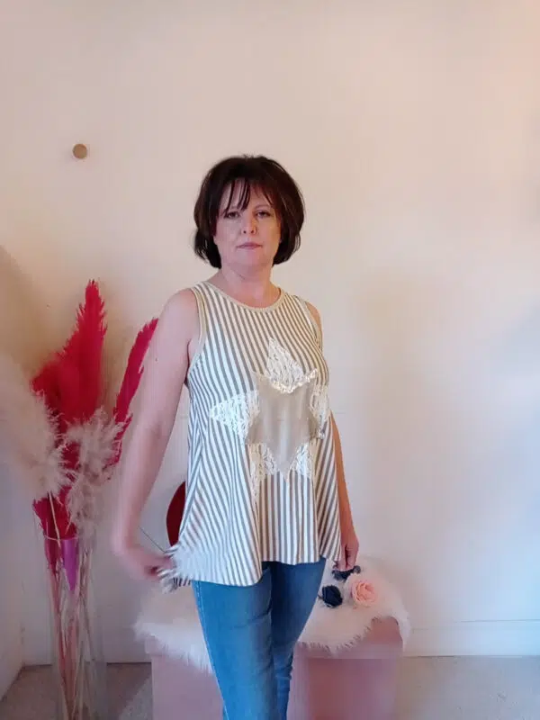 Maglia asimmetrica a righe verticali con paillettes e pizzo: il tocco casual e glamour di Sofia