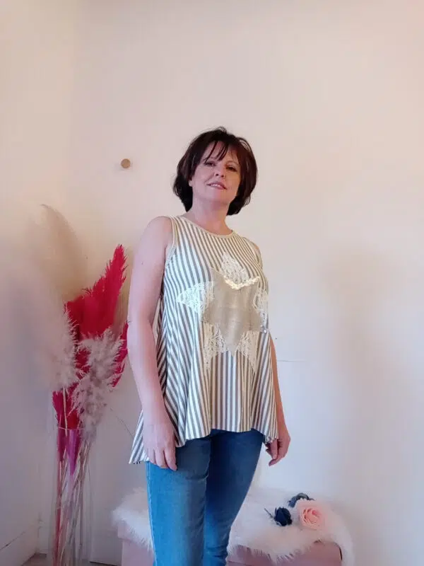 Maglia asimmetrica a righe verticali con paillettes e pizzo: il tocco casual e glamour di Sofia