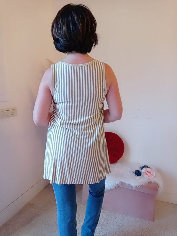 Maglia asimmetrica a righe verticali con paillettes e pizzo: il tocco casual e glamour di Sofia