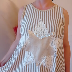 Maglia asimmetrica a righe verticali con paillettes e pizzo: il tocco casual e glamour di Sofia
