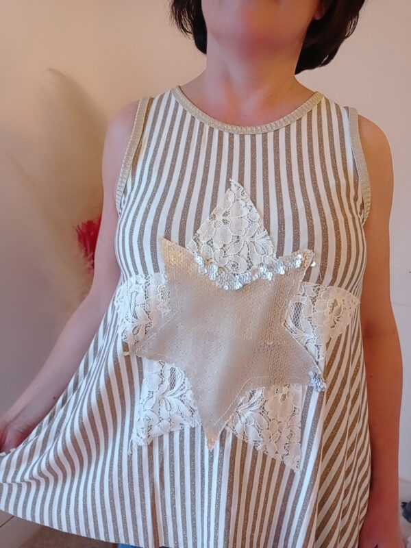 Maglia asimmetrica a righe verticali con paillettes e pizzo: il tocco casual e glamour di Sofia