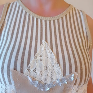 Maglia asimmetrica a righe verticali con paillettes e pizzo: il tocco casual e glamour di Sofia