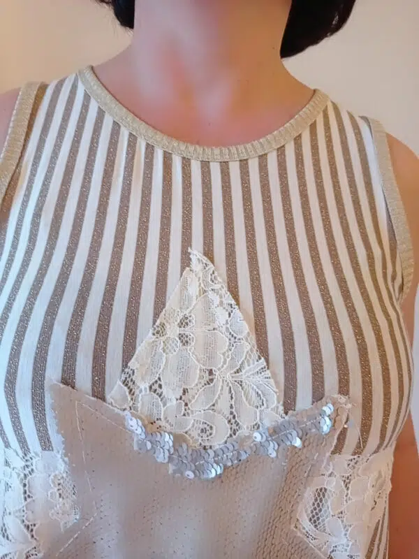 Maglia asimmetrica a righe verticali con paillettes e pizzo: il tocco casual e glamour di Sofia