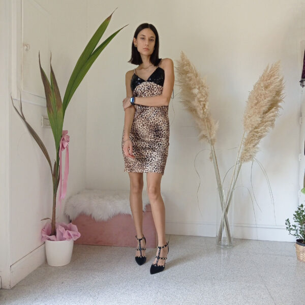 Abito Tubino in Raso Leopardato con Spalline Prendisole e Coppe in Paillettes - Eleganza Selvaggi