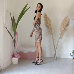 Abito Tubino in Raso Leopardato con Spalline Prendisole e Coppe in Paillettes - Eleganza Selvaggi