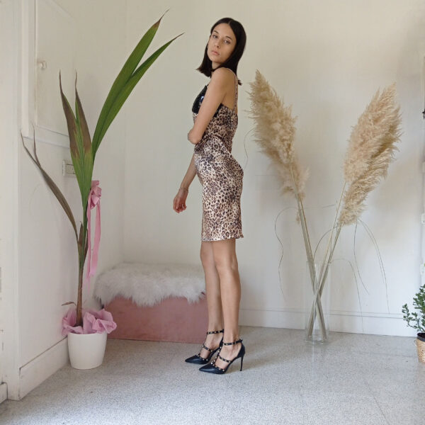Abito Tubino in Raso Leopardato con Spalline Prendisole e Coppe in Paillettes - Eleganza Selvaggi