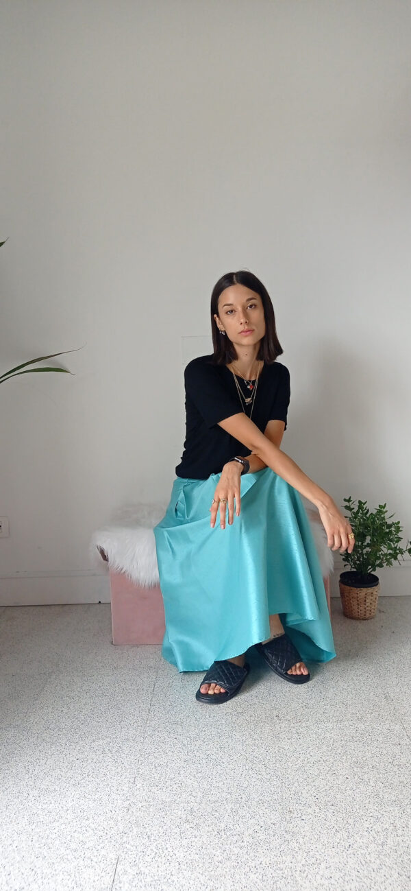 Gonna in Taffetà Turchese: Eleganza Versatile e Stile Inconfondibile!