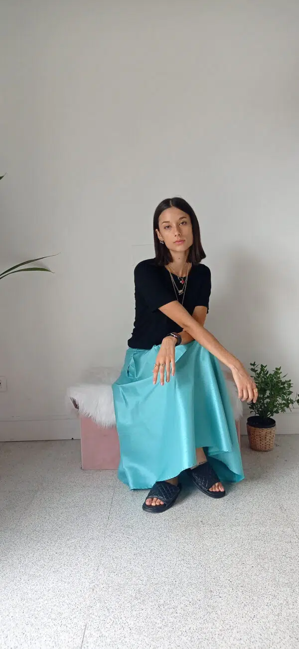 Gonna in Taffetà Turchese: Eleganza Versatile e Stile Inconfondibile!