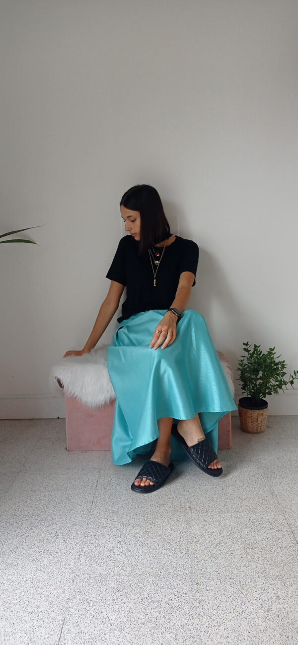 Gonna in Taffetà Turchese: Eleganza Versatile e Stile Inconfondibile!