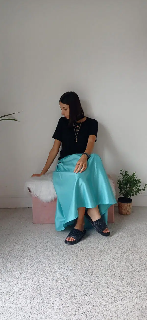 Gonna in Taffetà Turchese: Eleganza Versatile e Stile Inconfondibile!