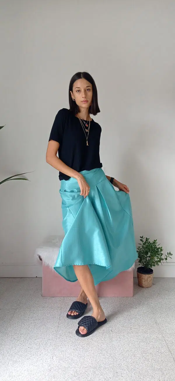 Gonna in Taffetà Turchese: Eleganza Versatile e Stile Inconfondibile!