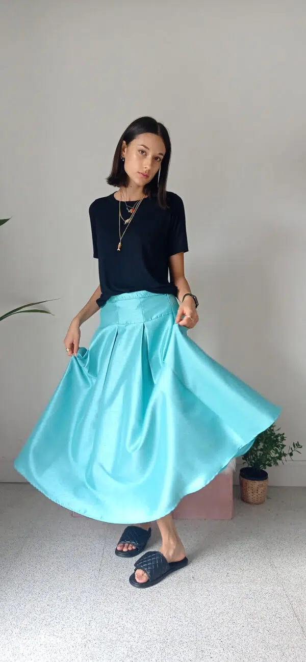 Gonna in Taffetà Turchese: Eleganza Versatile e Stile Inconfondibile!