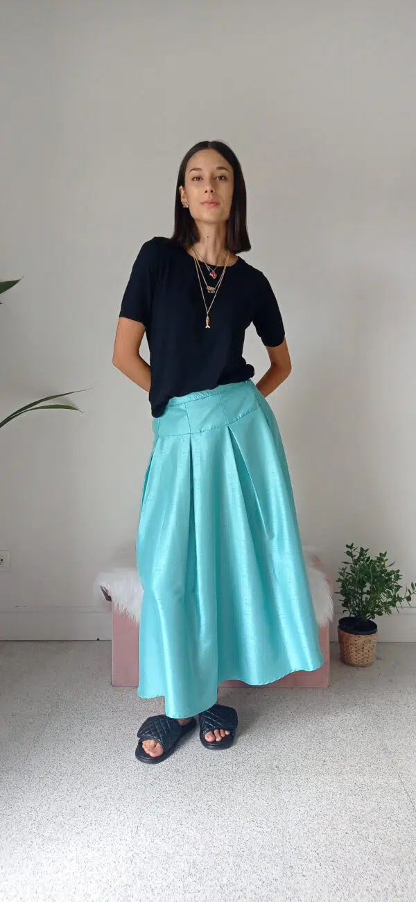 Gonna in Taffetà Turchese: Eleganza Versatile e Stile Inconfondibile!