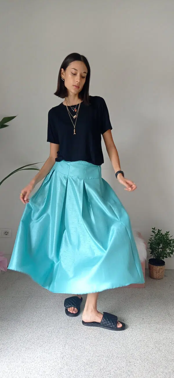 Gonna in Taffetà Turchese: Eleganza Versatile e Stile Inconfondibile!