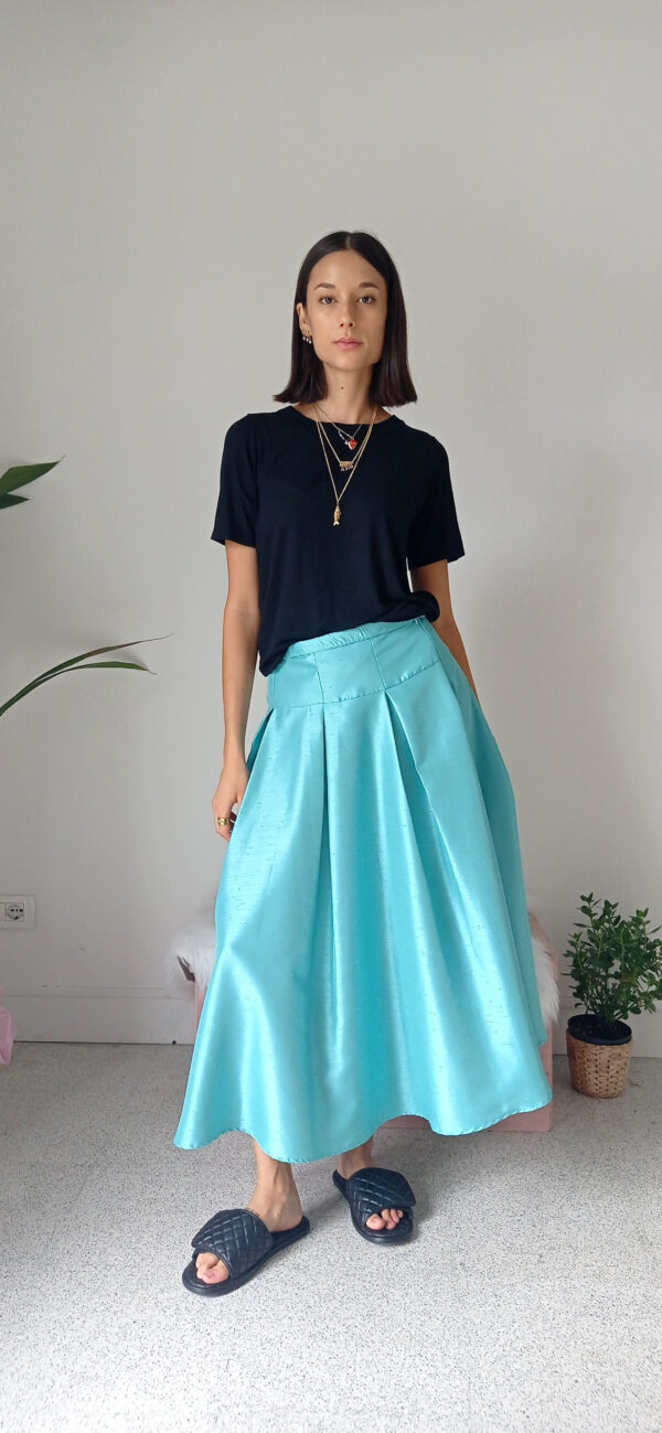Gonna in Taffetà Turchese: Eleganza Versatile e Stile Inconfondibile!
