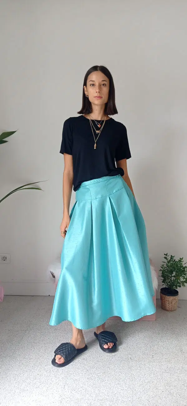 Gonna in Taffetà Turchese: Eleganza Versatile e Stile Inconfondibile!