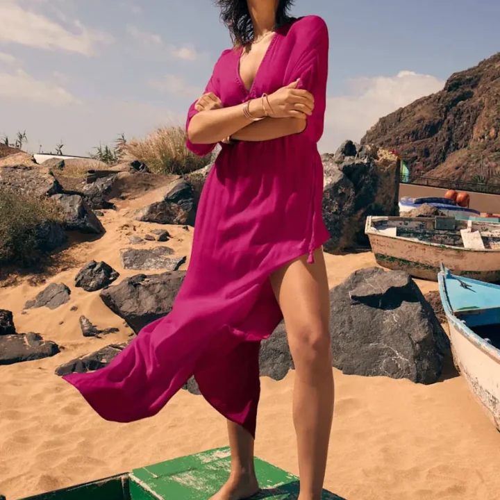 Abito lungo fucsia con coulisse regolabile e spacco