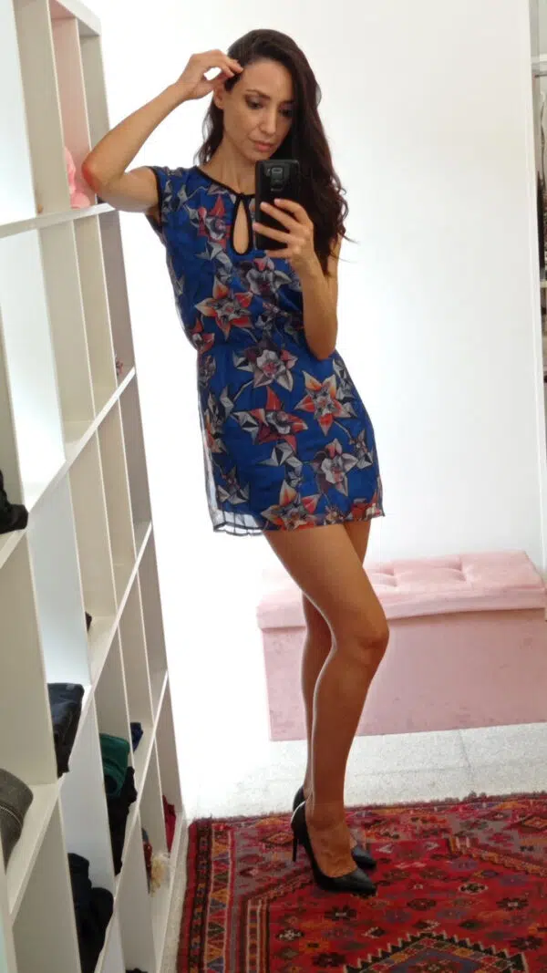 Mini abito con scollo a goccia