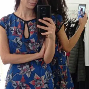 Mini abito con scollo a goccia