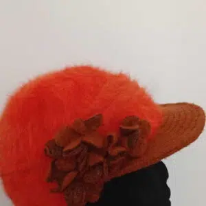 Cappello in angora con visiera con fiore