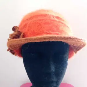 Cappello in angora con visiera con fiore