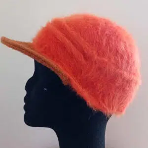 Cappello in angora con visiera con fiore