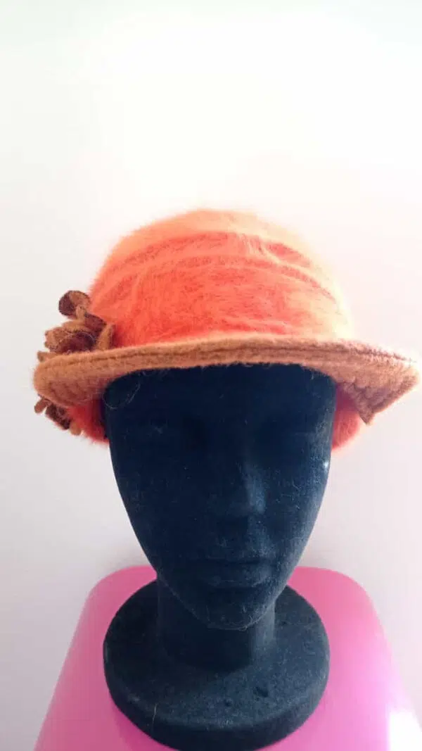 Cappello in angora con visiera con fiore