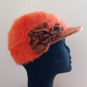 Cappello in angora con visiera con fiore