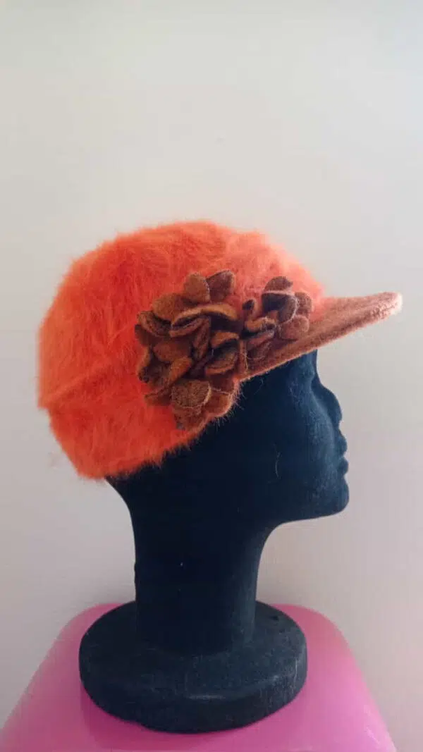 Cappello in angora con visiera con fiore