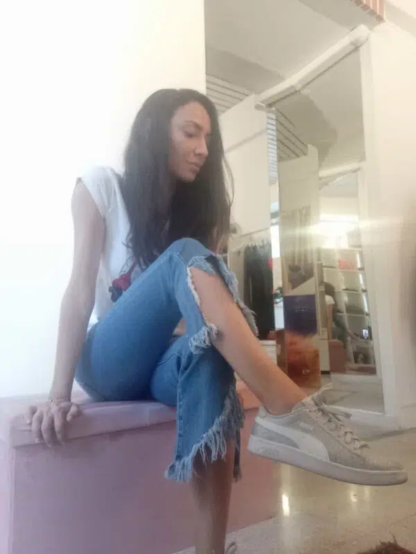jeans sfrangiato ed elasticizzato da donna e ragazza