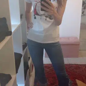 jeans sfrangiato ed elasticizzato da donna e ragazza