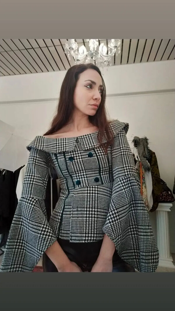 Giacca al contrario scollo alla Carmen