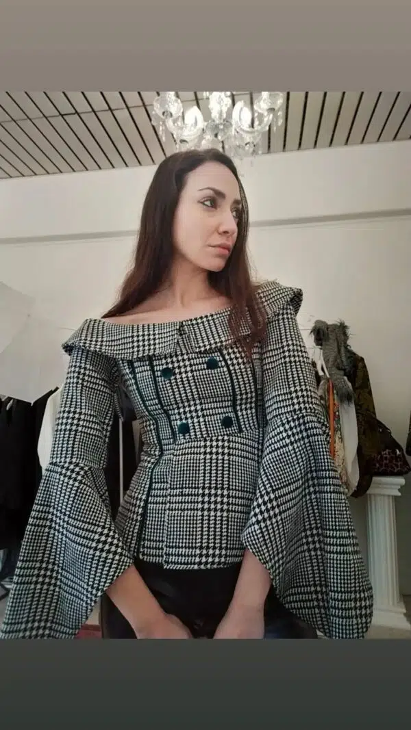 Giacca al contrario scollo alla Carmen