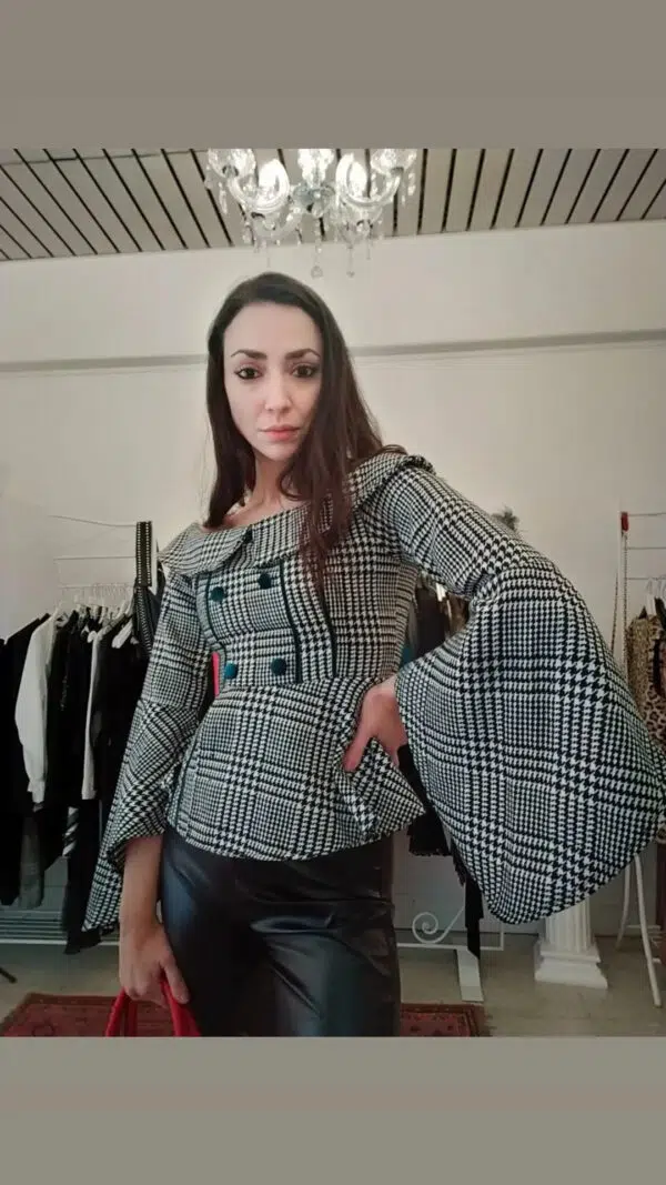 Giacca al contrario scollo alla Carmen