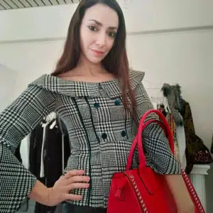 Giacca al contrario scollo alla Carmen