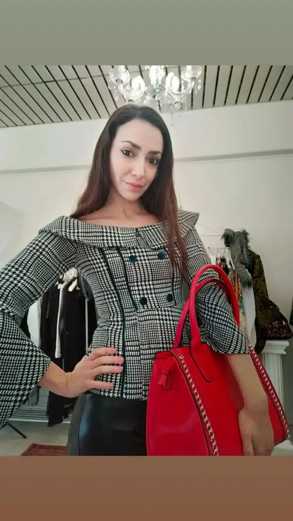 Giacca al contrario scollo alla Carmen