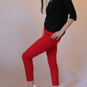 Jeans Strappati Sfrenati: Aggiungi un Tocco di Ribellione al tuo Stile con i Pantaloni Mia