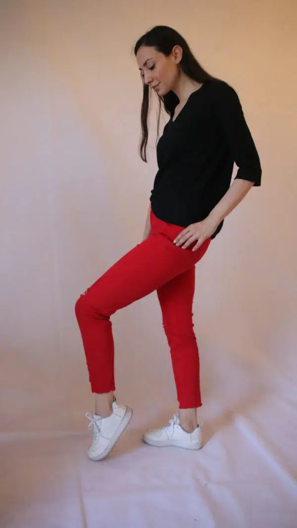 Jeans Strappati Sfrenati: Aggiungi un Tocco di Ribellione al tuo Stile con i Pantaloni Mia