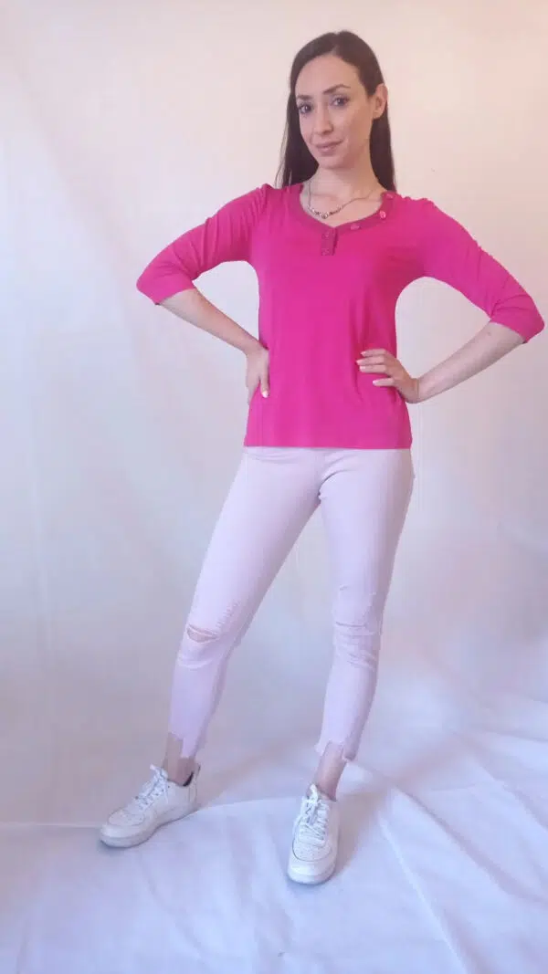 Jeans Strappati Sfrenati: Aggiungi un Tocco di Ribellione al tuo Stile con i Pantaloni Mia