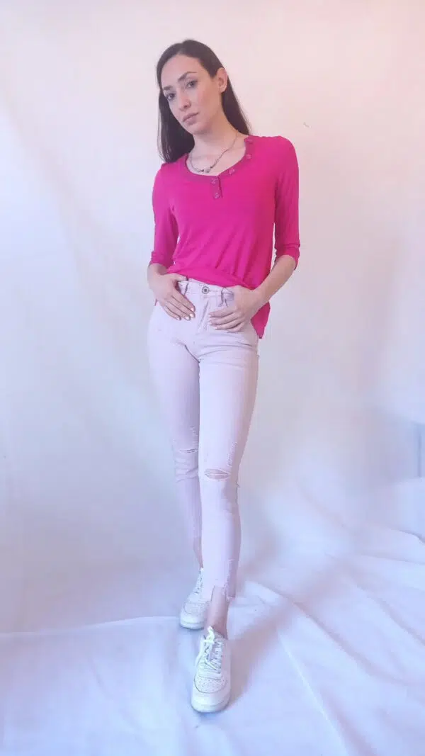 Jeans Strappati Sfrenati: Aggiungi un Tocco di Ribellione al tuo Stile con i Pantaloni Mia